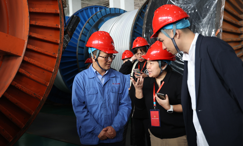 陜西省總工會(huì)領(lǐng)導(dǎo)及地方勞模來(lái)上上電纜參觀交流